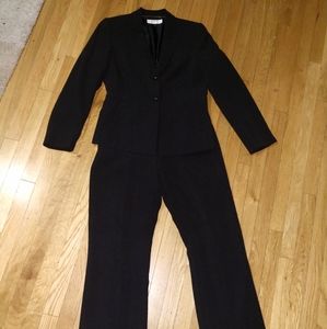 Tahari 2 piece blazer pants suit size 10